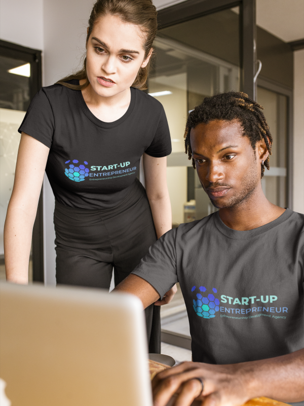 interracial-group-of-co-workers-wearing-t-shirts-mockup-at-the-office-a20512
